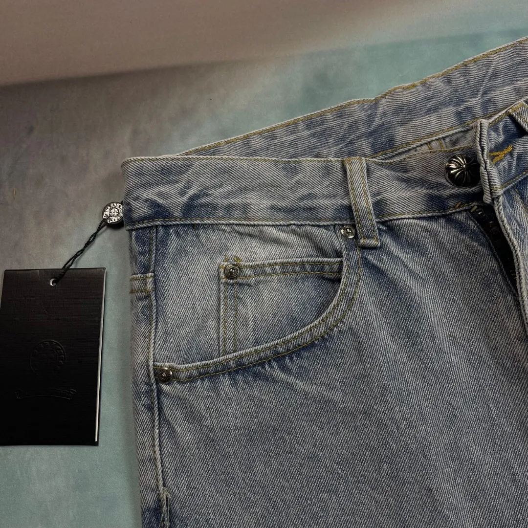 🅿️236 🔘Style No.-KL153 🔘Cro Heart𝐂𝐡𝐫𝐨𝐦𝐞 𝐇𝐞𝐚𝐫𝐭 Classic CH Light Blue Cross Patch Leather Jeans* These Croix Heart Jeans are unique. High-quality denim fabrics are carefully selected and subjected to a special washing process to present retro color and texture, giving it a full texture. The iconic blue cross patch is made of fine cutting technology and carefully sewn on the trousers, making it strong and beautiful. The raw edges of the trousers are carefully distressed by hand, giving them a casual and uninhibited style. When paired with it, it can be paired with a simple solid-color sweatshirt and sneakers to create a casual street style; paired with a black motorcycle jacket and Martin boots to show a cool and punk style; combined with a slim shirt and leather shoes, it can create a yuppie gentleman look and can be easily adapted to various occasions.  Size: S M L XL (28.30.32.34) Color: Light Blue